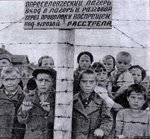 Фотография концлагеря (т. н. «переселенческого» лагеря), располагавшегося в Петрозаводске в районе Перевалочной биржи на Олонецкой улице. Снимок сделан военным корреспондентом Галиной Санько после освобождения Петрозаводска летом 1944 года, использовался советской стороной на Нюрнбергском процессе.